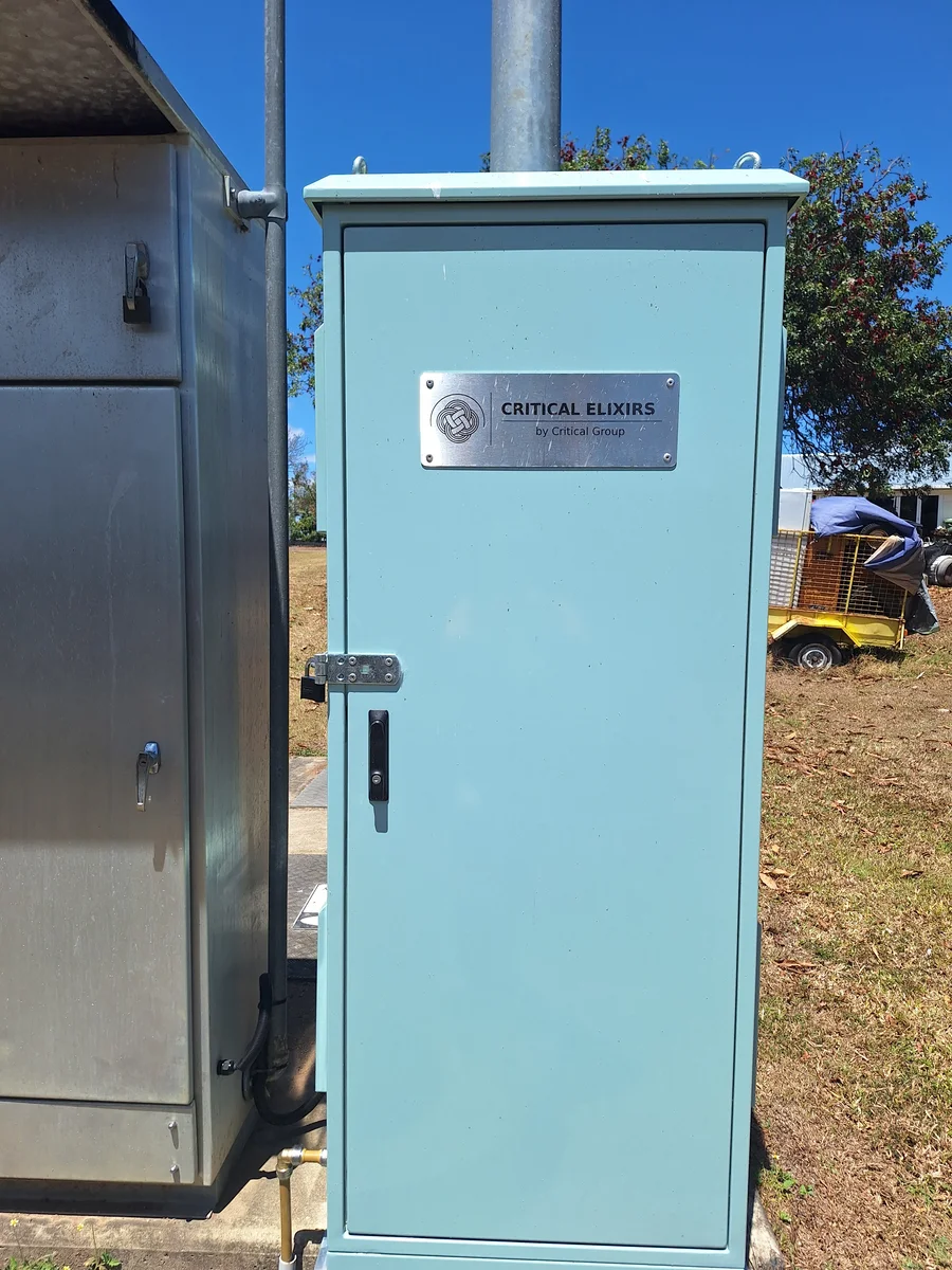 Field dosing installation with an enclosed equipment cabinet